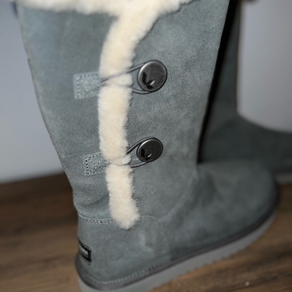 Koolaburra Gray Suede Boots with Cream Trim - Picture 3 of 9